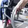 Der Pensionist braucht im Alltag einen Rollstuhl, 