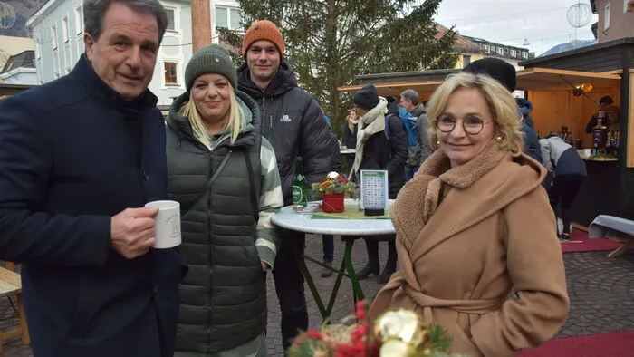 Tourismusverbandsopbmann Franz Theurl und Bürgermeisterin Elisabeth Blanik eröffneten den Dreikönigsmarkt am Johannesplatz.