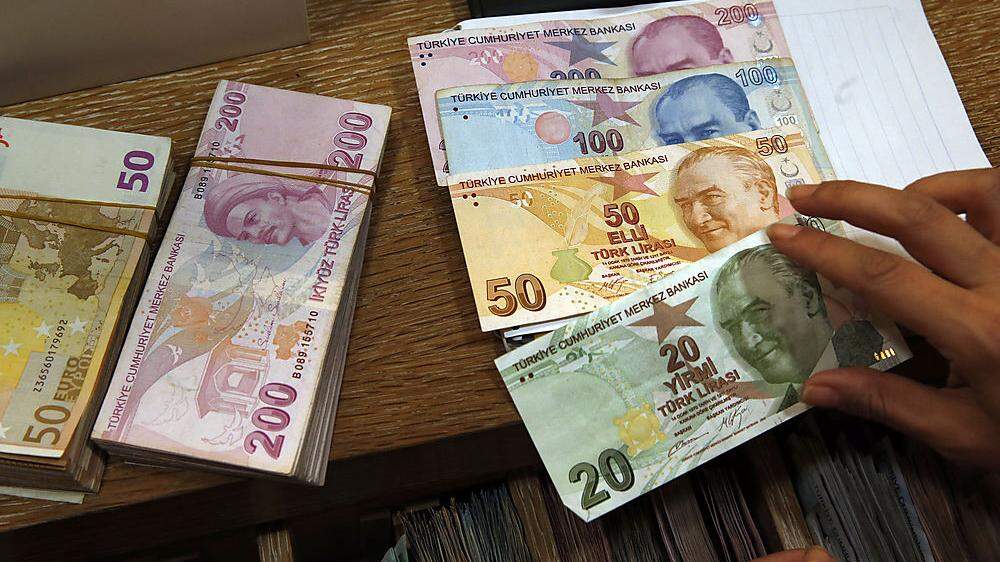 Der Wert der türkischen Lira fällt weiterhin stark