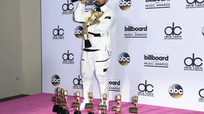 Die Billboard Music Awards in Las Vegas haben am Sonntag die Zuschauer mit denkwürdigen Auftritten begeistert. Großer Gewinner des Abends war der kanadische Rapper Drake (30), der gleich 13 Preise abräumte - so viele, wie noch kein Künstler zuvor.