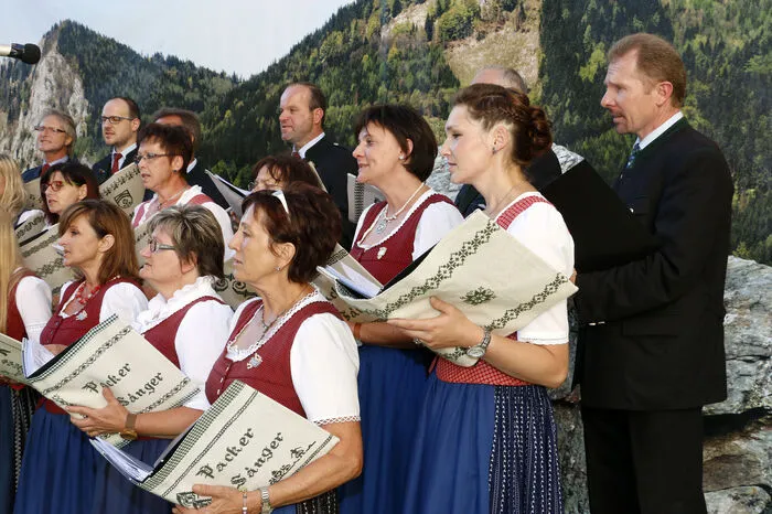 Das Konzert lief unter dem Titel „Grenzgänger“, weil die Packer Sänger unter ihren Chorleitern Katharina Schratter und Herbert Lichtenegger erstmals die Sängerrunde Preitenegg mit einluden.
