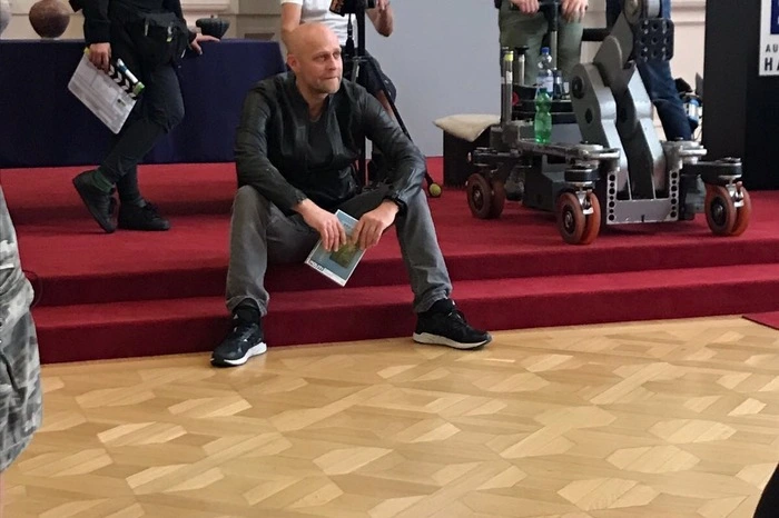 Eine weitere Location für den Dreh war die Aula in der Karl-Franzens-Universität. Für das Serien-Event wurde die historische Halle kurzerhand zum Hamburger Auktionshaus umgemünzt.