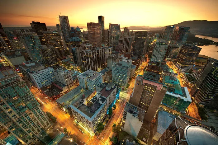 Vancouver ist die größte Metropole im Westen Kanadas und mit seinem Hafen das Tor nach Asien für Kanadas Wirtschaft. Die Stadt ist bekannt für seine Diversität. 30 Prozent der Einwohner sind chinesischer Abstammung. Die Metropolregion hat 2,4 Millionen Einwohner.   Bildquelle: Wikipedia