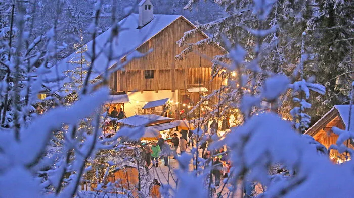 Gosauer Bergweihnacht. „Das wirklich Echte macht uns aus“, sagt Nikki Nehls vom Gosinger Heimatverein. Bei der Bergweihnacht im Freilichtmuseum präsentieren sich „tatsächlich nur Handwerker“. In dieser Berg- und Wald-Weihnacht ist es leicht, sich verzaubern zu lassen. Wo? Im Heimatmuseum Gosau am 26. 11. (13 bis 19 Uhr) und 27. 11. (11 bis 18) sowie 3.12. (13 bis 19) und 4.12. (11 bis 18).www.gosauer-bergweihnacht.at
