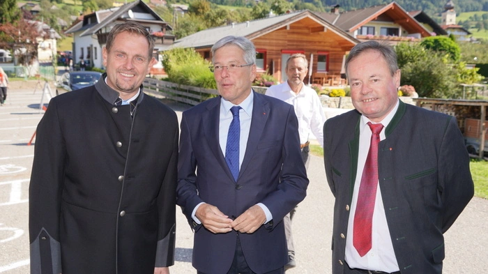 Bildungsreferent Norbert Santner und Bürgermeister Johann Schuster begrüßen Landeshauptmann Peter Kaiser