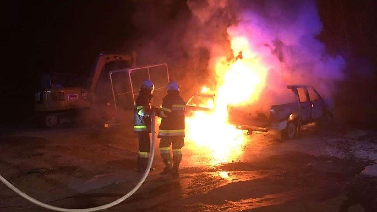 Die Feuerwehr Köflach musste zwei Autos löschen