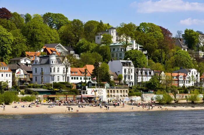 Elbstrand, Hamburg. Er überzeugt sogar Nordlichter. Der Elbstrand erstreckt sich 3 Kilometer flussabwärts in Richtung Elbmündung. Wen die Erfrischung noch nicht ganz überzeugt, dem sei die Aussicht ans Herz gelegt. Von hier aus kann man nämlich den Walen der Schifffahrt, den Frachtschiffen, bei ihrem Tagwerk zusehen.