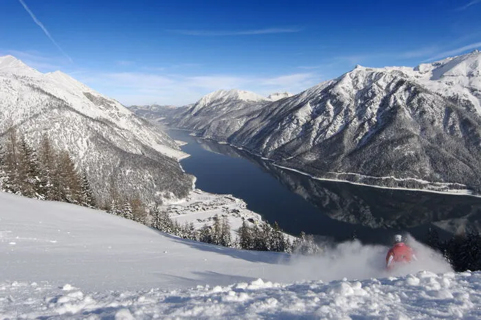 Im Osten ragt das Rofangebirge hoch, im Westen sperrt das Karwendel die Welt aus der Fremdenverkehrsregion „Achensee Tirols Sport & Vital Park“ aus, die aus den fünf Orten Achenkirch, Maurach, Pertisau, Steinberg und Wiesing besteht.