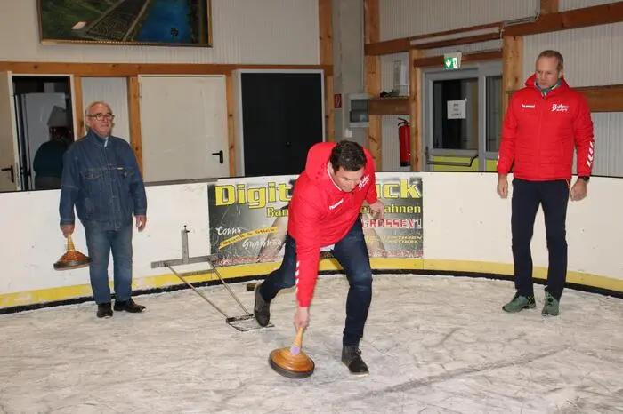 Bürgermeister Johannes Schmid und Schiedsrichter Engelbert Köppel begrüßten Bernd Osprian aus Voitsberg, Jochen Bocksruker (Foto) aus Bärnbach und Kurt Riemer aus Maria Lankowitz zum großen Eisschützenturnier in der Eishalle. 