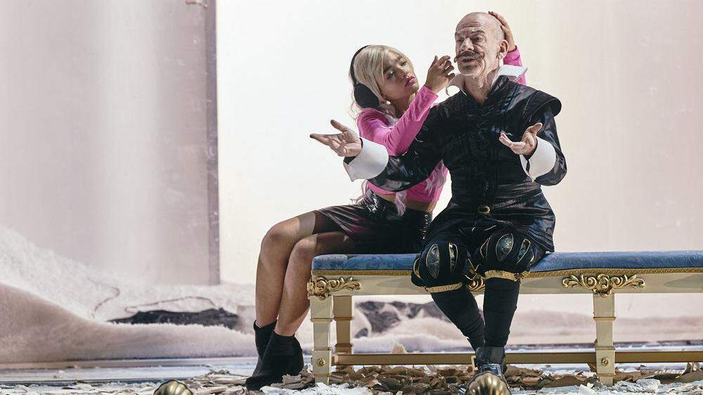  Safira Robens und Martin Wuttke in Elfriede Jelineks „Schwarzwasser“ am Akademietheater.