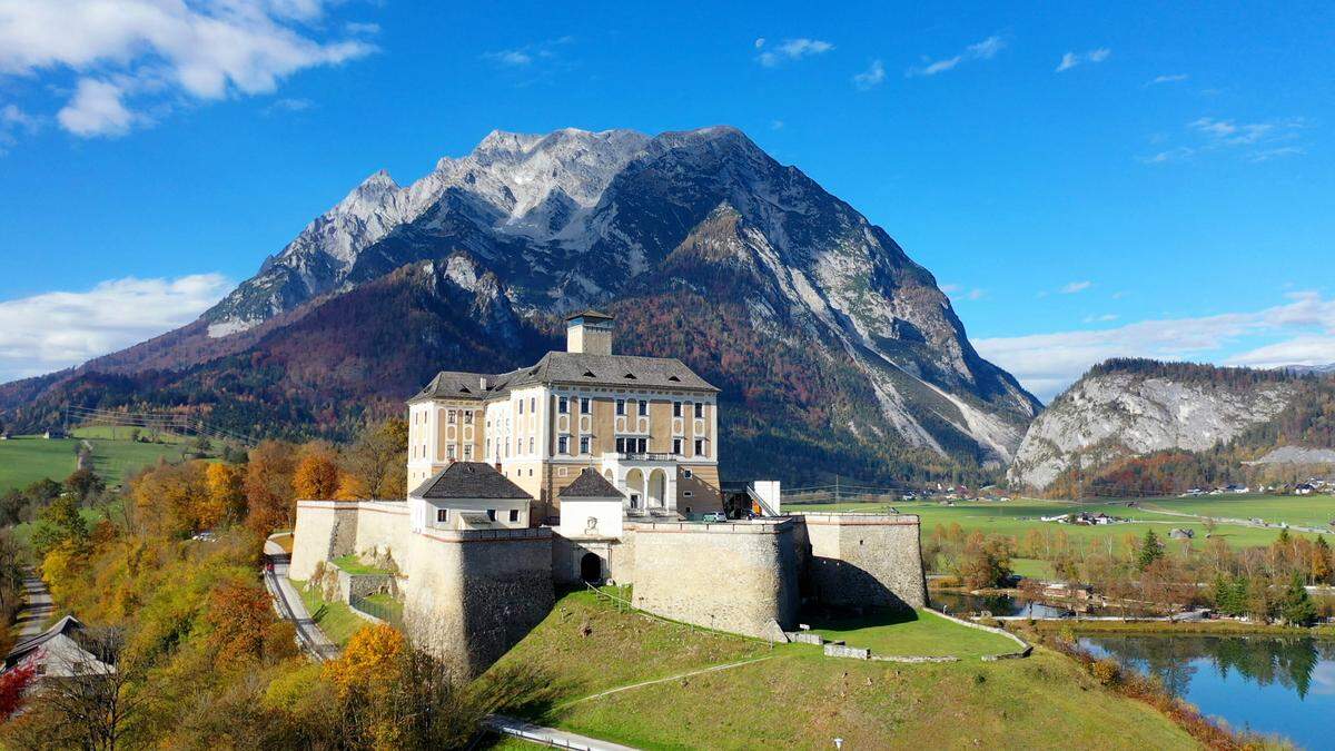 Schloss Trautenfels und der Grimming