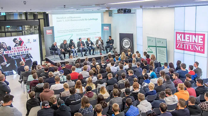 Primus-Chefredakteur Klaus Höfler (Kleine Zeitung) moderierte die  Podiumsdiskussion mit Chocolatier Josef Zotter, Sturm-Erfolgscoach Franco Foda, Wirtschaftskammerpräsident Josef Herk, Thomas Spann (Geschäftsführer Kleine Zeitung), Floristin Angelika Grossegger (Gewinnerin der Medaillon of Excellence bei den WorldSkills in Sao Paulo) und Möbeltischler-Weltmeister Manfred Zink.