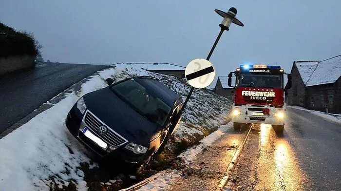 Straßenlaterne und Verkehrsschild hielten die Rutschfahrt des Pkw auf