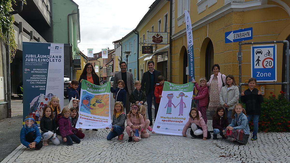 Die Kinder bei der Präsentation in der 10. Oktoberstraße