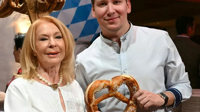 Star-Astrologin Gerda Rogers mit Clemens Trischler