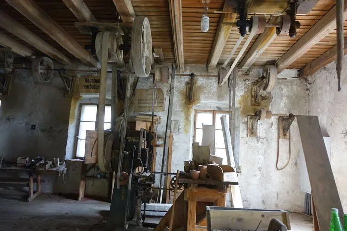 In der Werkstätte finden sich noch viele Arbeitsgeräte. Sie wurden über eine Welle durch Wasserkraft angetrieben.