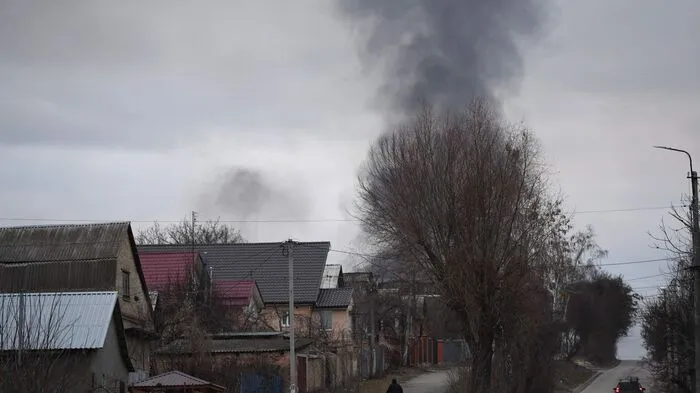 Rauchschwaden nahe der Stadt Hostomel und dem Antonov Flughafen. Wir berichten im Live-Ticker über die aktuellen Ereignisse in der Ukraine.
