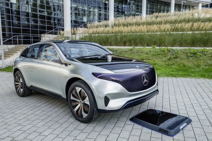 Als Erkennungszeichen der Stromer mit dem Stern fungiert der „Black Panel“-Frontgrill: In diesem nahtlos verglasten Designelement sind der weiß beleuchtete Mercedes-Stern und sämtliche Lichtelemente integriert.