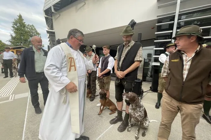 Pfarrer Giovanni Prietl segnete die Jagdhunde im Rahmen der Hubertusmesse.