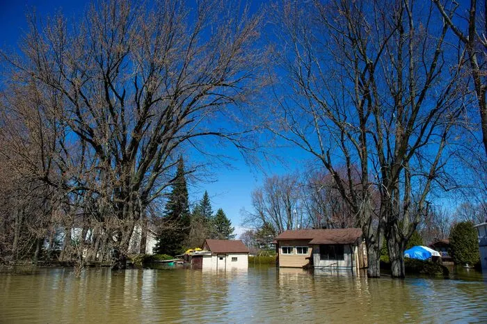 Bei einem Besuch in einem völlig überfluteten Stadtviertel Gatineaus warnte Legault am Montag vor den Folgen des Klimawandels. "Man muss zur Kenntnis nehmen, dass mit dem Klimawandel solche Ereignisse häufiger vorkommen als in der Vergangenheit. Wir müssen also unser Programm anpassen."