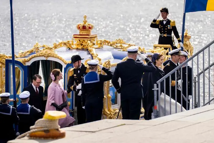 Prinzessin Victoria und Prinz Daniel hatten die Ehre, ihn und Königin Mary zu begrüßen und mit ihnen zum Stockholmer Schloss zu schippern.