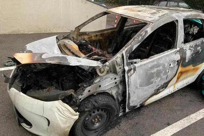 Ein E-Auto wurde bei einem mutmaßlichen Vandalenakt am Firmengelände der Energie Steiermark völlig zerstört, ein zweites erheblich.