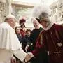 News Themen der Woche KW19 News Bilder des Tages Vatikan, Papst bei Vereidigung neuer Mitglieder der Schweizer Garde Pope Francis Receives The Swiss Guards - Vatican Pope Francis greets the Commander of the Swiss Guards, Colonel Christoph Graf, as receives in audience the Swiss Guards on May 6, 2024 in the Clementine Hall at the Vatican, as they prepare for the traditional swearing-in ceremony of the new recruits which takes place every year on May 6. The day marks the anniversary of the heroic sacrifice of 147 Swiss Guards who died while defending Pope Clement VII during the Sack of Rome in 1527 by the landsknechts, the German mercenaries of the Holy Roman Emperor Charles V. Photo: EV Vatican Media/ABACAPRESS.COM Rome PUBLICATIONxNOTxINxFRAxESPxUKxUSAxBELxPOL Copyright: xABACAx