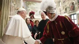 News Themen der Woche KW19 News Bilder des Tages Vatikan, Papst bei Vereidigung neuer Mitglieder der Schweizer Garde Pope Francis Receives The Swiss Guards - Vatican Pope Francis greets the Commander of the Swiss Guards, Colonel Christoph Graf, as receives in audience the Swiss Guards on May 6, 2024 in the Clementine Hall at the Vatican, as they prepare for the traditional swearing-in ceremony of the new recruits which takes place every year on May 6. The day marks the anniversary of the heroic sacrifice of 147 Swiss Guards who died while defending Pope Clement VII during the Sack of Rome in 1527 by the landsknechts, the German mercenaries of the Holy Roman Emperor Charles V. Photo: EV Vatican Media/ABACAPRESS.COM Rome PUBLICATIONxNOTxINxFRAxESPxUKxUSAxBELxPOL Copyright: xABACAx