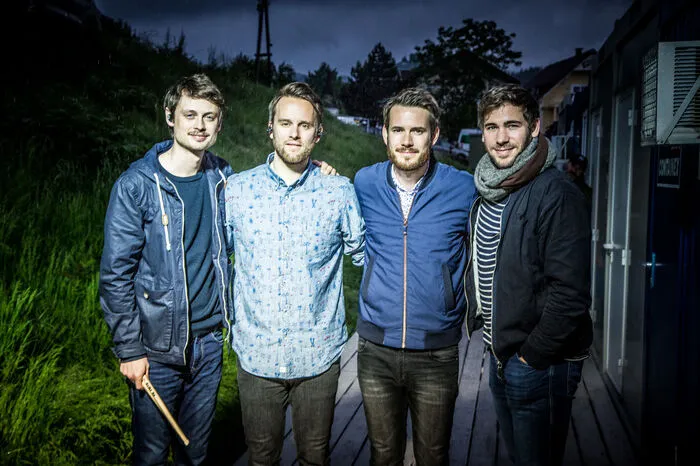 Davor nahmen sich die Jungs aus Hamburg backstage für die Kleine Zeitung Zeit. Während des 70-minütigen Konzertes verstummte sogar der Regen. Klicken Sie sich durch die Bilder. . .
