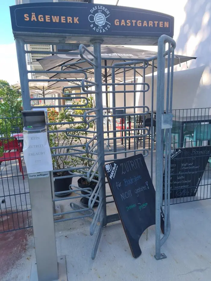 Das alte Drehkreuz hat ausgedient, Badegäste haben hier keinen Zutritt mehr zum Sitzgarten der Kino-Gastronomie