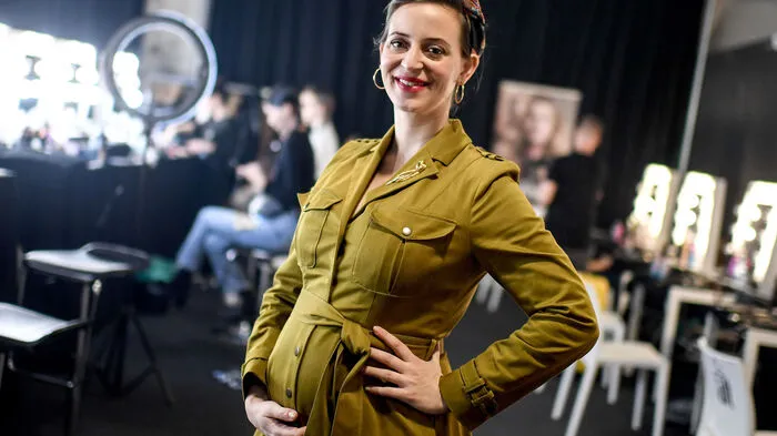 Im November begeht das Modelabel Lena Hoschek seinen 15. Geburtstag, und zum Jubiläum feiert die steirische Kleidermacherin ganz besonders jene Elemente, die ihre Kreationen seither so beliebt gemacht haben: feminin-mondäne Schnitte, edle Stoffe mit traditionellen Mustern und feines Kunsthandwerk, wie Mittwochmittag in Berlin zu sehen war. Die Herbst/Winter-Kollektion 2020 "Artisan Partisan" wurde im Rahmen der deutschen Fashion Week vorgestellt. Die zahlreichen Besucher in der Eventlocation Kraftwerk, darunter das deutsche Model Franziska Knuppe, nahm die Grazerin auf eine verschiedene Kulturen umspannende Reise mit, die Ethno-Einflüsse aus Wien und den Balkanländern, aus Frankreich und Italien bis Ostanatolien und Moldawien verschmolz.