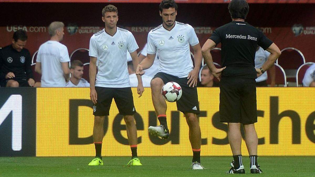 Thomas Müller, Mats Hummel und Teamchef Jogi Löw (von links)