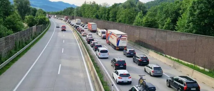Verkehrsstau, aufgenommen am Samstag, 7. Juni 2025 auf der Tauernautobahn bei Glanegg (Gemeinde Grödig) in Salzburg