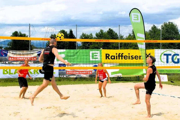 Alle Körperteile sind erlaubt, nur die Hände und Arme dürfen nicht verwendete werden, wie Organisator Daniel Neuhold von der „Footvolley-Academy“ in Graz erklärt. 