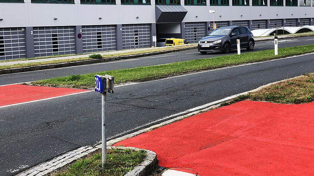 Nach Beschwerden aus der Bevölkerung wurden Fußgängerübergänge bei den Kreisverkehren an der südöstlichen Stadteinfahrt von Spittal rot markiert