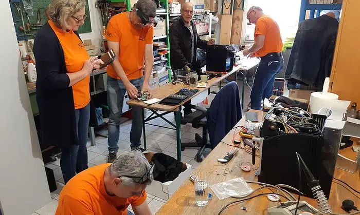 In Repaircafés kann man defekte Dinge mit professioneller Hilfe wieder selbst herrichten
