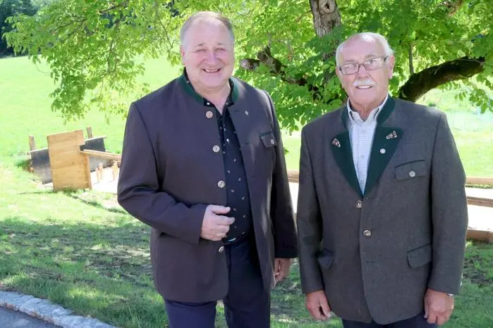 Alt-Obmann Ewald Liegl wurde von Bürgermeister Andreas Grabuschnig zum Ehrenobmann ernannt (von rechts).