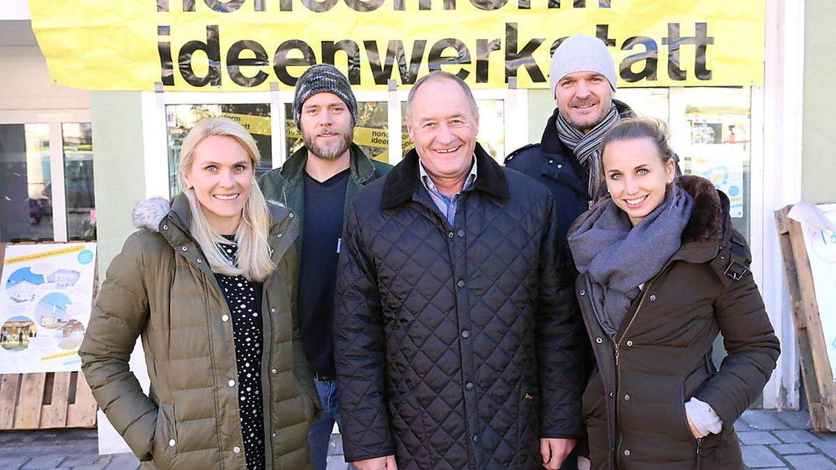 Vor der Ideenwerkstatt: Amtsleiterin Bettina Vorreiter und Bürgermeister Franz Kronlechner (vorne von links) mit Experten von &quot;Nonconform&quot;