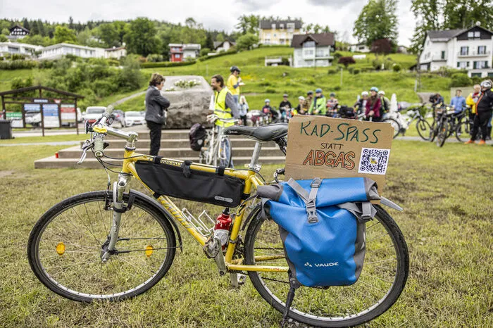 Die Radlobby Kärnten veranstaltete in Reifnitz eine "Gegenveranstaltung" und nahm den Granit-GTI symbolisch in Beschlag. Die Mitglieder der Critical Mass-Bewegung demonstrierten mit ihren Fahrrädern für eine neue Ausrichtung des Tourismus.