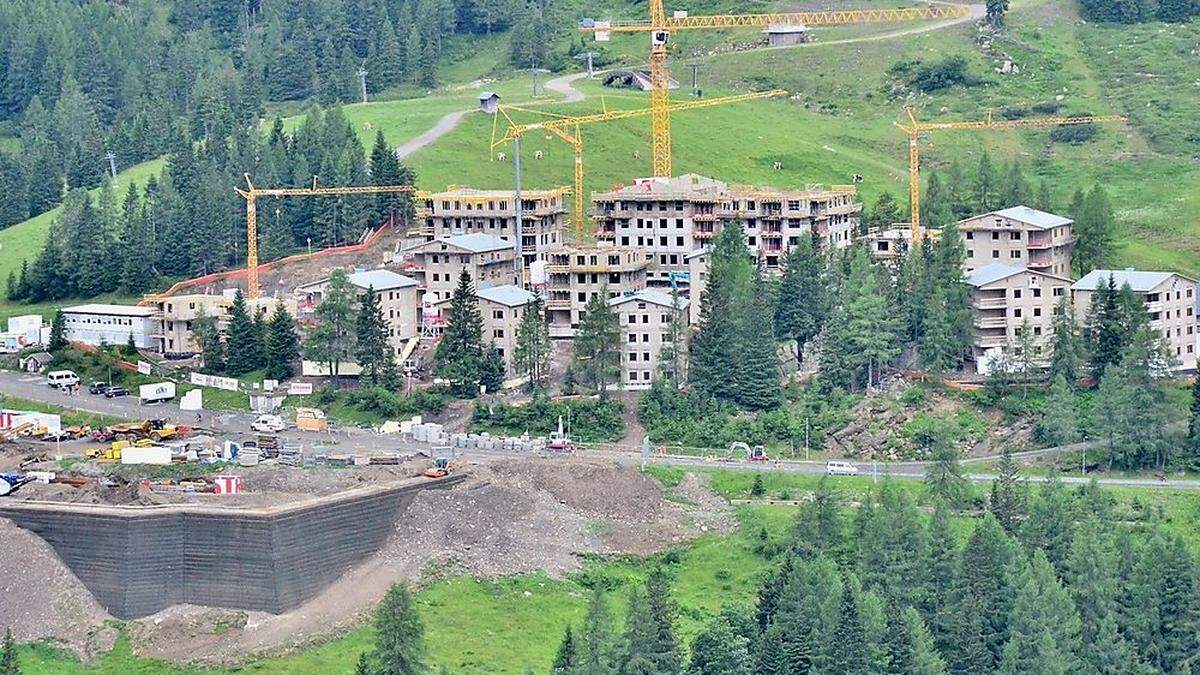 Dieses Alm-Chalet-Dorf am Nassfeld sorgt sowohl bei Bürgern als auch bei Gästen für Kritik