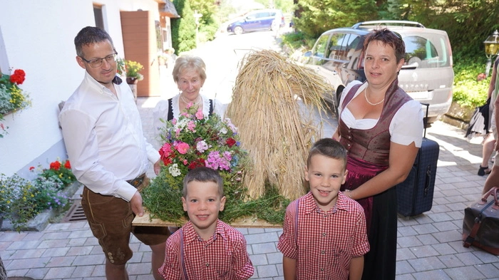 Vizebürgermeister Albert Burgstaller mit Gattin Astrid übergibt eine Erntekrone und dankt im Namen der Gemeinde