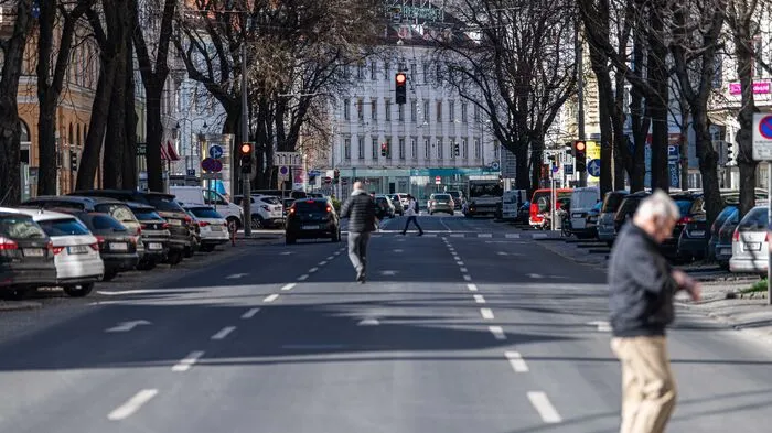 Die Regierung ruft dazu auf, wegen des Coronavirus zuhause zu bleiben. Auf den Grazer Straßen ist es daher ungewöhnlich ruhig. Fotos zum Durchklicken...