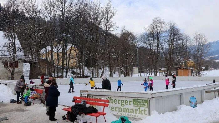 Der Eislaufplatz war bereits sehr gut besucht.