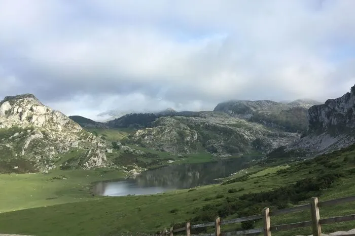 Einen Abstecher auf die Picos de Europa, ein Naturschutzgebiet inmitten des Kantabrischen Gebirges, machen. Sie werden auch die "Spanische Schweiz" genannt.