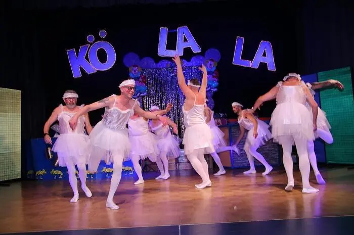 Sketches von den „Wäschemännerinnen“ über die beiden Nachwuchstänzer Hannah Berger und Yannik Neukirchner vom Tanzsportclub Eleganza bis hin zu den „Gogoboys“ mit ihrem Ballett „Baden am Schwanensee“ boten die über 30 Akteure einen unbeschwerten, mit viel Humor gespickten Abend. 
