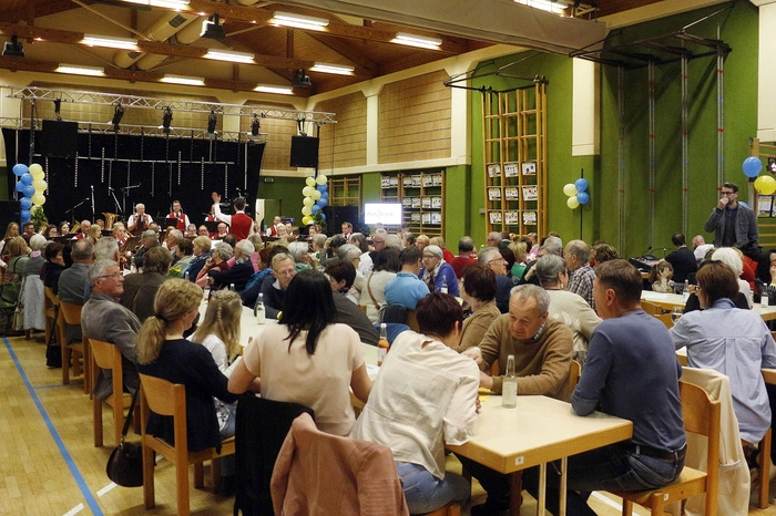 ...gemeinsam auf der Bühne in der Übersbacher Mehrzweckhalle.