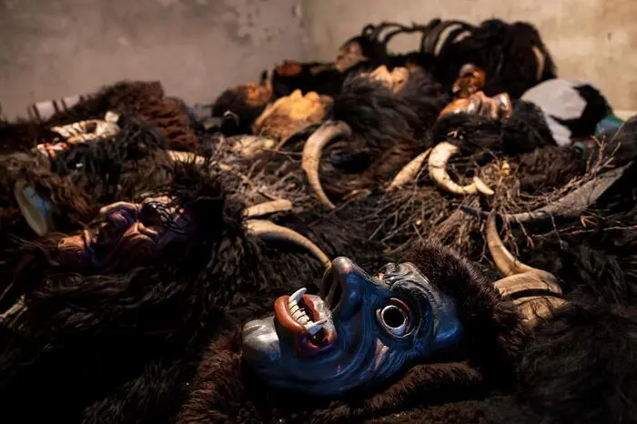 Krampus-Masken vor dem Spiel in einer Garage liegend