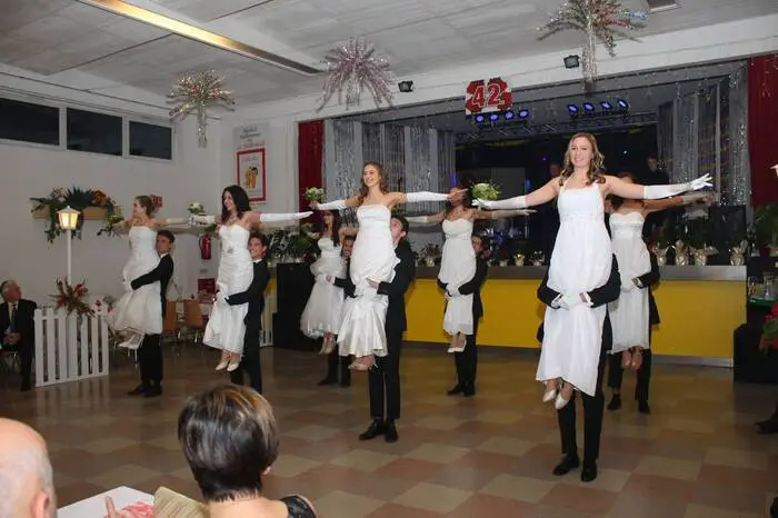 Schon zur Tradition gehört es auch, dass die Damen beim Eintritt eine Nelke als Willkommensgruß überreicht bekommen und sich damit ein wunderbares Blumenmeer im geschmackvoll dekorierten Saal ergab.