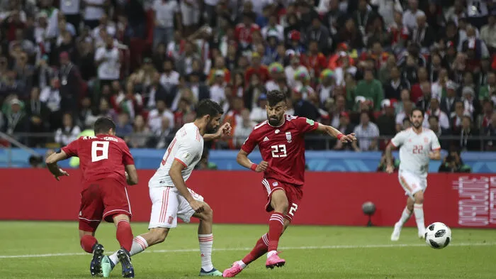 Der Iran konnte in der Partie gegen Spanien mit seinem Abwehrriegel lange Zeit ein 0:0 halten ...