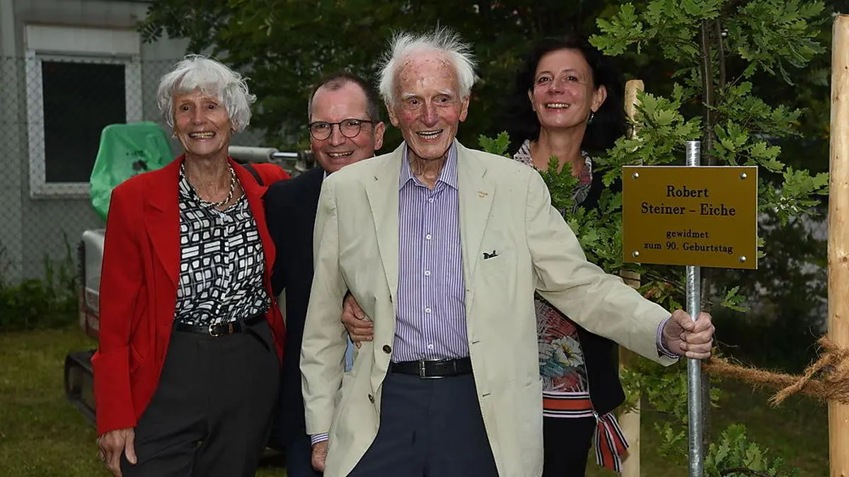 Die Robert Steiner-Eiche wurde als Symbol für ewiges Leben, für Kraft und Härte gepflanzt 